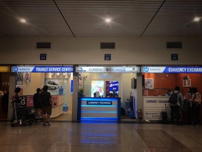 รับกระเป๋าปุ๊บ ออกมาจะเจอที่แลกเงินและที่ขายซิมโทรศัพท์ 