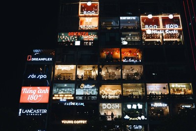 Cafe Apartments ตอนกลางคืน 