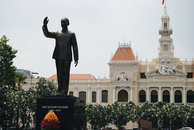 รูปปั้นลุงโฮ หน้าโฮจิมินห์ ซิตี้ ฮอล์