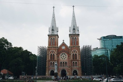 Notre-Dame Cathedral Basilica of Saigon กำลังก่อสร้างพอดี