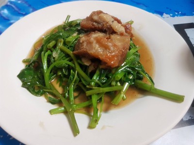 ผัดผักบุ้งหมูกรอบ