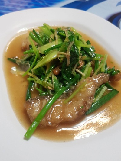 ปลากระพงผัดขึ้นฉ่าย