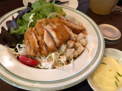 สลัดไก่กรอบ