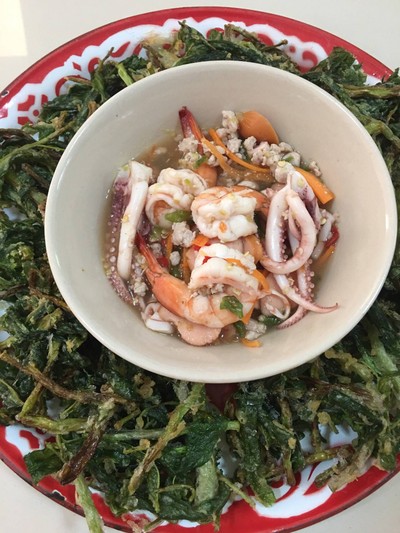 วิธีทำ “ยำผักบุ้งกรอบ"