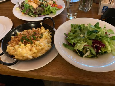 มันคือมักกะโรนีใส่ชีสชัดๆ มาพร้อมสลัดอีก 1 จาน