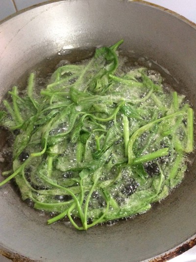 วิธีทำ “ยำผักบุ้งกรอบ"