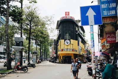 จากแยกเดินเลียบซอยขวามือไป จะเป็นย่านจองรถบัสและบริษัททัวร์จ้า