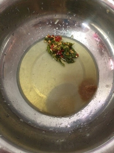 วิธีทำ “ยำผักบุ้งกรอบ"