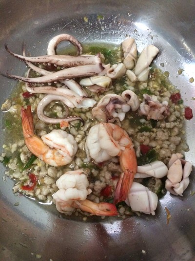 วิธีทำ “ยำผักบุ้งกรอบ"