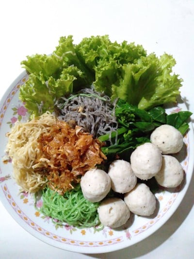บะหมี่สามสีลูกชิ้นหมู