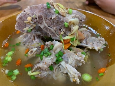 เมนูของร้าน โกหอม ข้าวหมูแดงโบราณ ตรงข้ามไปรษณีย์คอหงส์