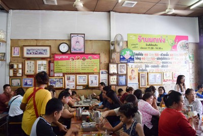 ภายในร้านคนเต็มเลย