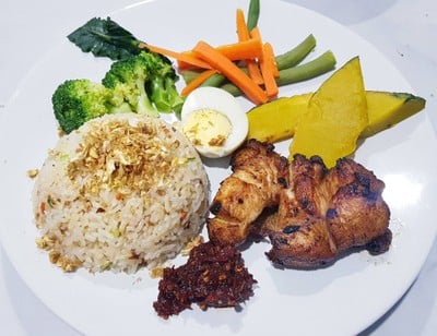 ข้าวผัดกระเทียม+อกไก่ทอด
