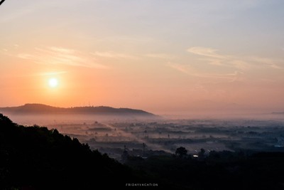 วิวพระอาทิตย์ขึ้นยามเช้าเคล้าสายหมอก