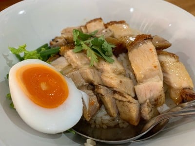 เมนูของร้าน โกหอม ข้าวหมูแดงโบราณ ตรงข้ามไปรษณีย์คอหงส์