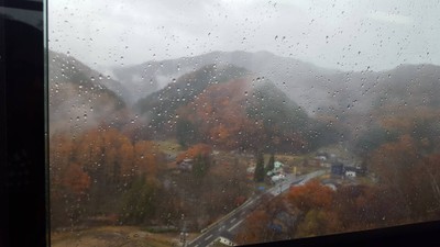 เส้นทางระหว่างไปหมู่บ้าน Shirakawa-Go เป็นหุบเขาตลอดทาง