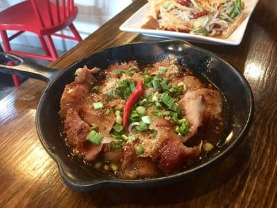 คอหมูย่างกระทะร้อน