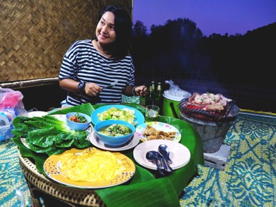 อาหารมื้อเย็นจากพี่อาทิตย์และพี่ฟ้า