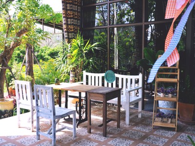 โต๊ะด้านนอกก็มีนะ