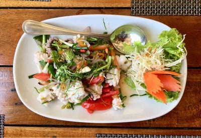 ยำปลาหมึกสด ปลาหมึกสดมาก น้ำยำรสชาติอร่อย เปรี้ยวกำลังดี