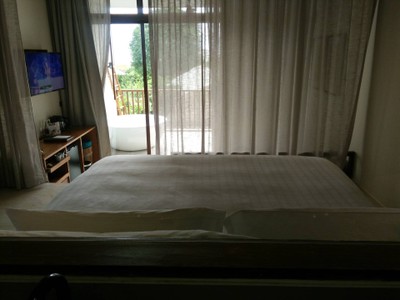 มองจากกระจกห้องน้ำผ่านหัวเตียงเห็นระเบียง