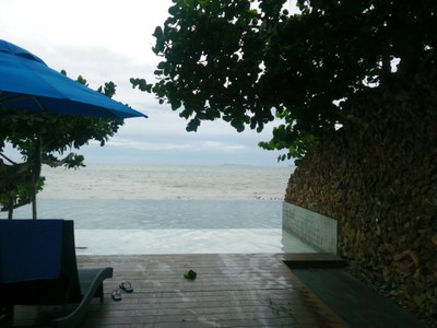 ขอบสระว่ายน้ำริมทะเล