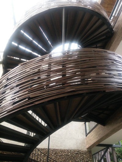 บันไดวนทางขึ้นห้องพัก