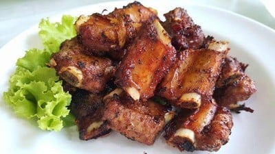 วิธีทำ กระดูกหมูกระเทียมพริกไทย วิธีทำ กระดูกหมูกระเทียมพริกไทย