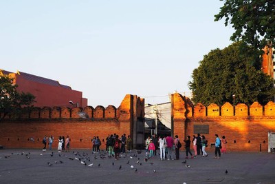 ประตูท่าแพ ที่พบแต่คนจีนและนกพิราบเป็นจำนวนมาก