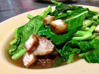 คะน้าหมูกรอบ