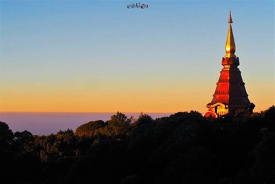 จากตรงนี่เราจะเห็นพระมหาธาตุนภเมทนีดล-นภพลภูมิสิริ ตั้งตะหง่านอยู่ด้านบน