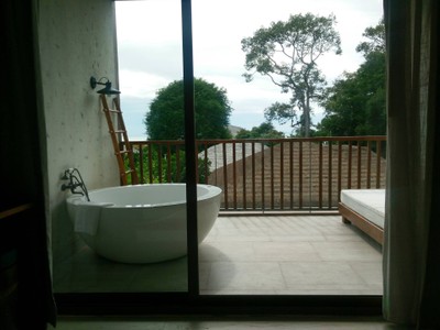 ริมระเบียงมีอ่างจากุซซี่