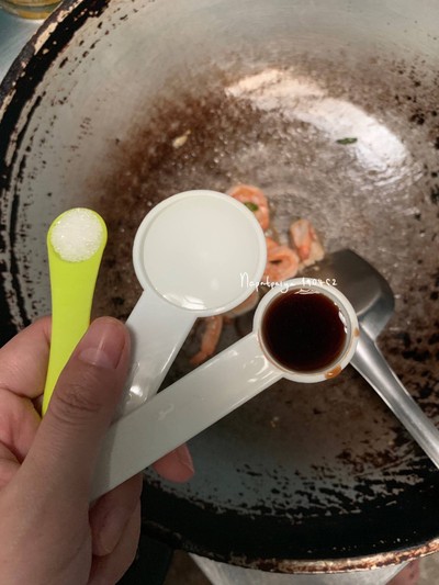 วิธีทำ กุ้งผัดคื่นช่าย วิธีทำ กุ้งผัดคื่นช่าย