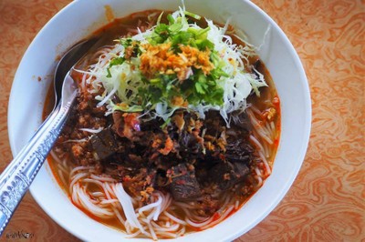 แวะกินขนมจีนน้ำเงี้ยวท่ามกลางวิวสีชมพู