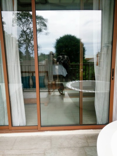 วิวจากระเบียงสะท้อนกระจก..รูปคู่ของเราสองคน