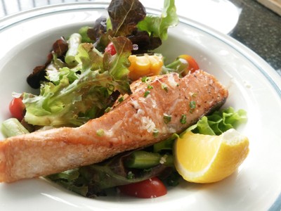 สลัดแซลมอนย่าง