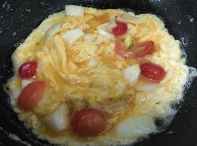 วิธีทำ ไข่เจียวหอมใหญ่มะเขือเทศ วิธีทำ ไข่เจียวหอมใหญ่มะเขือเทศ