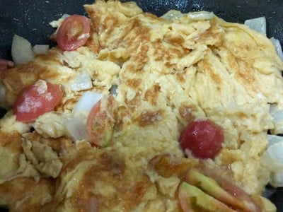 วิธีทำ ไข่เจียวหอมใหญ่มะเขือเทศ วิธีทำ ไข่เจียวหอมใหญ่มะเขือเทศ