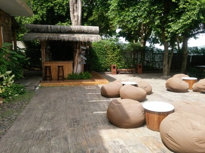 ลานก่อนลงสระ