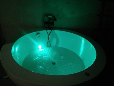 อ่างจากุซซี่ในยามค่ำคืน มีแสงสีด้วย