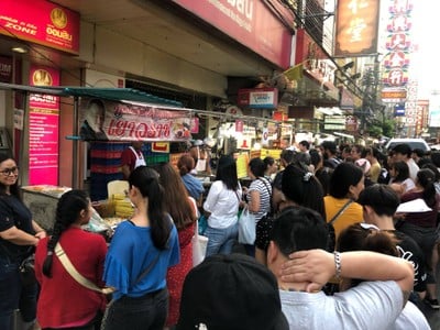 หน้าร้าน ขนมปังเจ้าอร่อยเด็ดเยาวราช เยาวราช