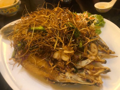 ปลากระพงทอดสมุนไพร