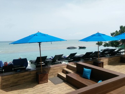 วิวสระน้ำกับทะเล