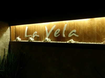 ป้ายชื่อร้านด้านบนรีสอร์ท