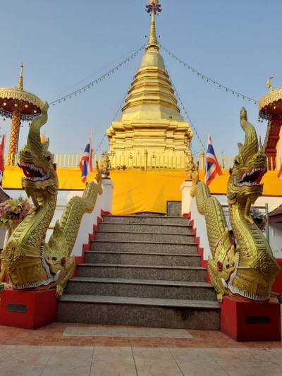 สีทองอร่าม เป็นพระธาตุที่สวยจริงๆ