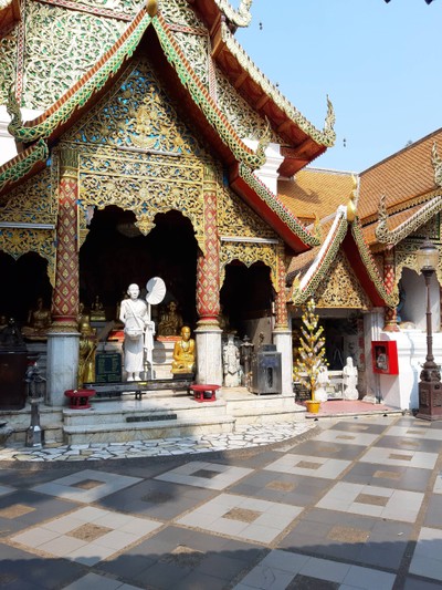 บริเวณด้านหน้าก่อนเข้าไปพระธาตุดอยสุเทพข้างใน