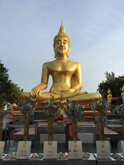 พระพุทธรูปองค์ใหญ่
