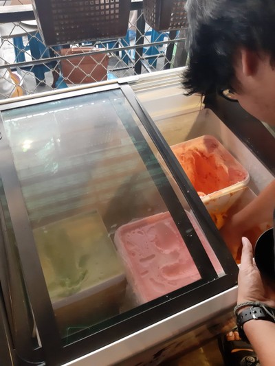 ของหวานก็มีหลายอย่างมีไอศครีมด้วย