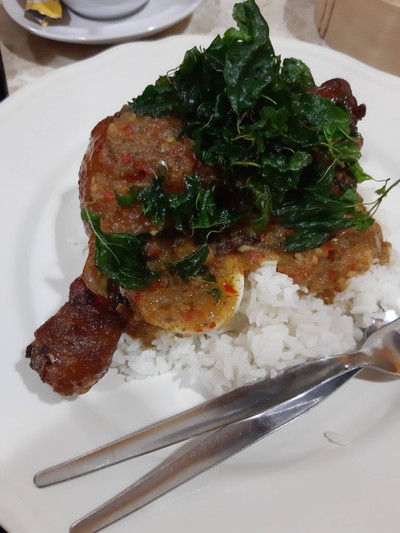 ข้าวอกไก่ผัดพริก