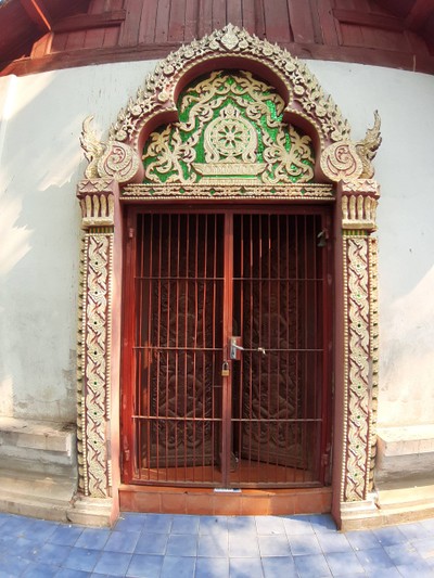 บริเวณประตูที่ปิด